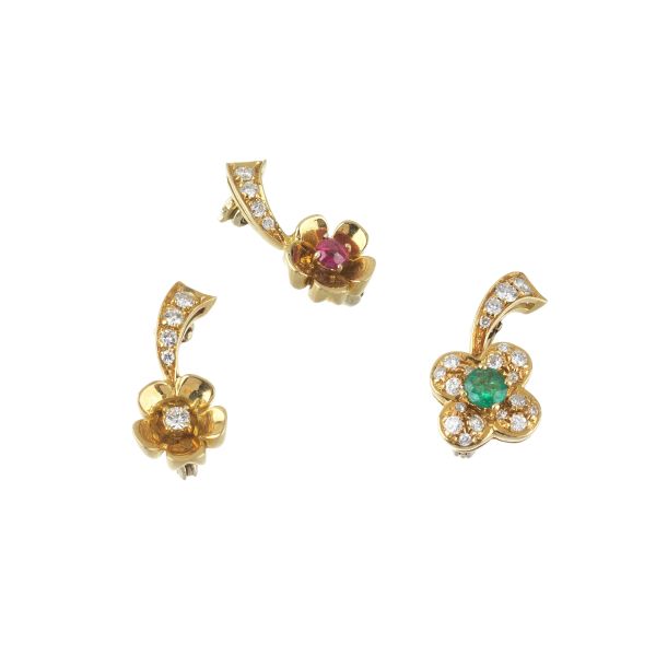 THREE FLOWER-SHAPED BROOCHES IN 18KT YELLOW GOLD