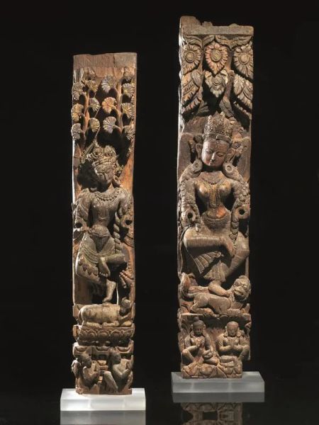  Due elementi architettonici Nepal sec. XVIII,  in legno intagliato, policromo e parzialmente dorato, raffiguranti la dea Tara, alt. cm ; cm (2)