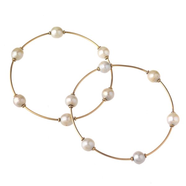 



TWO PEARL BANGLE BRACELETS