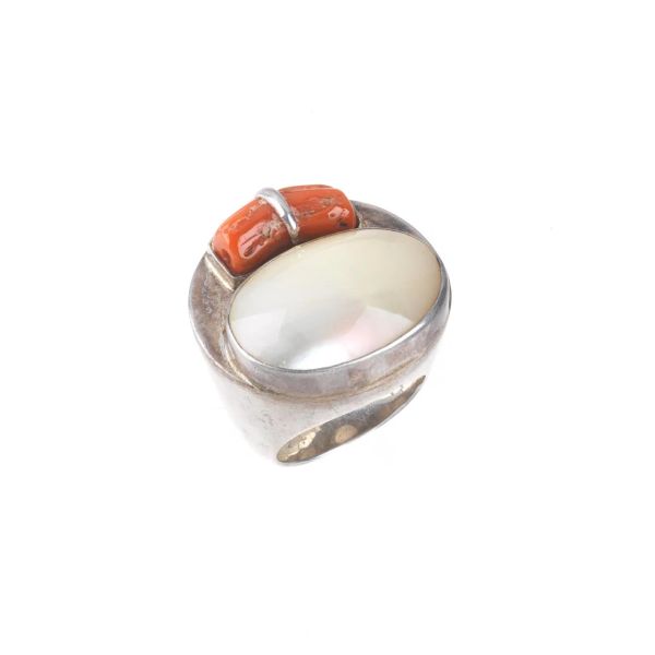 BIG CORAL AND MOTHER OF PEARL RING IN SILVER