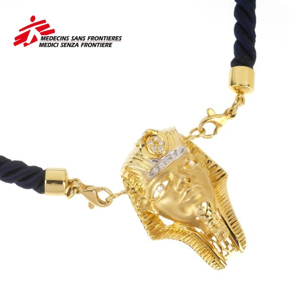 ROPE NECKLACE WITH AN EGYPTIAN FUNERARY MASK-SHAPED PENDANT/BROOCH IN 18KT YELLOW GOLD