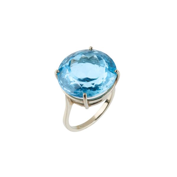 



RING WITH A BIG BLUE TOPAZ IN 18KT WHITE GOLD