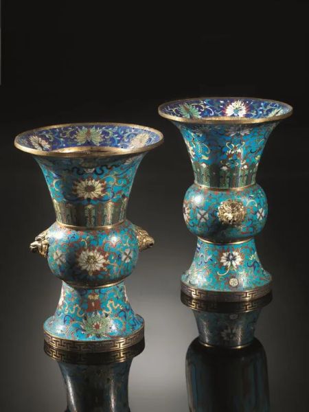  Coppia di vasi Cina secolo XVIII , in smalto cloisonnÃ©, ogni vaso di forma arcaica e decorato da fiori di loto e ramages fogliacei, le anse a forma di teste di belve dorate, le basi decorate con simboli Buddisti, alt. cm 24,3 (2)