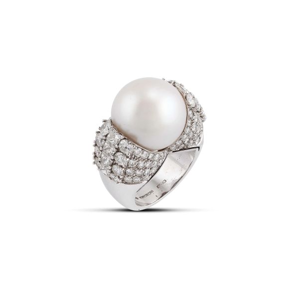 Moroni - 



MORONI ANELLO A FASCIA BOMBATA CON PERLA SOUTH SEA E DIAMANTI