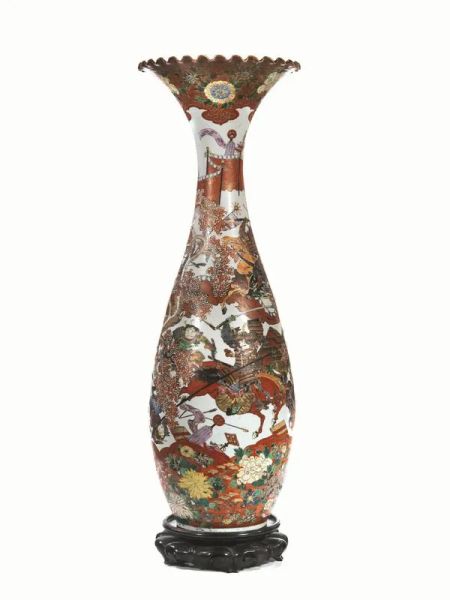 Grande vaso Giappone sec. XIX, in porcellana policroma decorato a scene di battaglia, poggiante su base in legno alt. cm 111, difetti