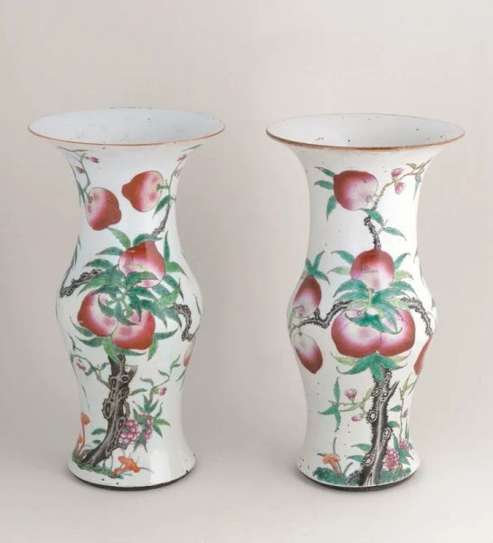  Due vasi Cina sec. XIX , in porcellana della famiglia rosa, finemente decorati con rami di pesco , alt. cm 36; cm 36,4 (2)