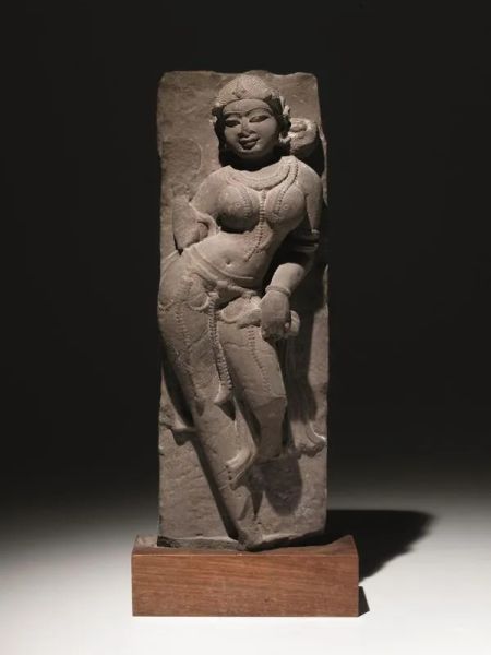  Frammento di altorilievo India del nord sec. XIX,  raffigurante danzatrice, 