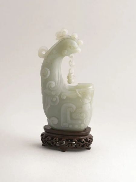 Vasetto, Cina fine dinastia Qing,  in giada celadon, finemente intagliato