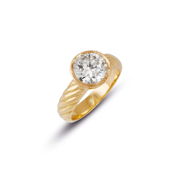 DIAMOND SOLITAIRE RING IN 18KT YELLOW GOLD