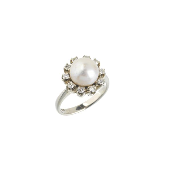 MARGUERITE-SHAPED PEARL AND DIAMOND RING IN 18KT WHITE GOLD