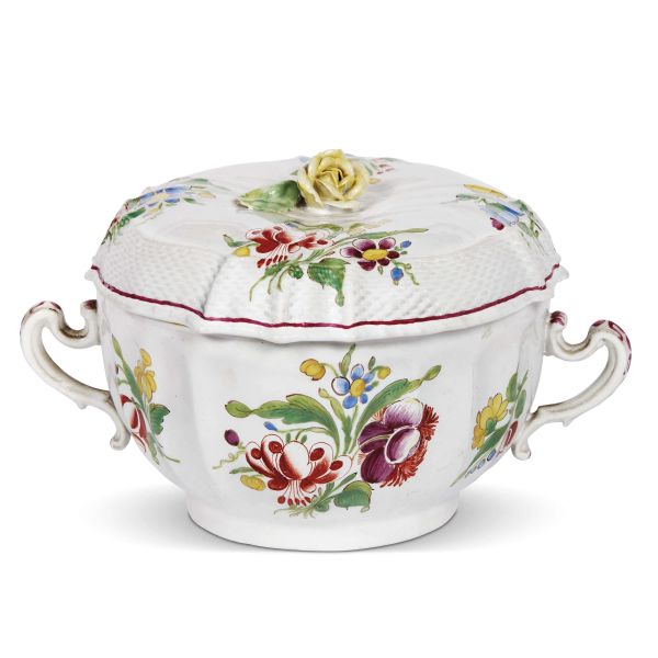 A GINORI SOUP CUP WITH LID AND PLATE, DOCCIA, CIRCA 1780-1790