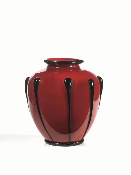  Vaso in vetro, Murano,  di forma globulare con costolonature in rilievo nere, alt. cm 32                                 