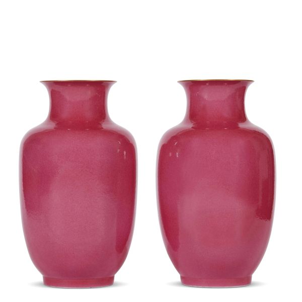 A PAIR OF VASES, CHINA, REPUBLIC PERIOD (1912-1949)