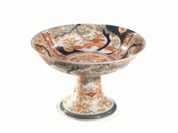  Alzata, Giappone, periodo Meiji (1868Ã¢â‚¬â€œ 1912),  in porcellana finemente decorata a riserve floreali, alt. cm 9