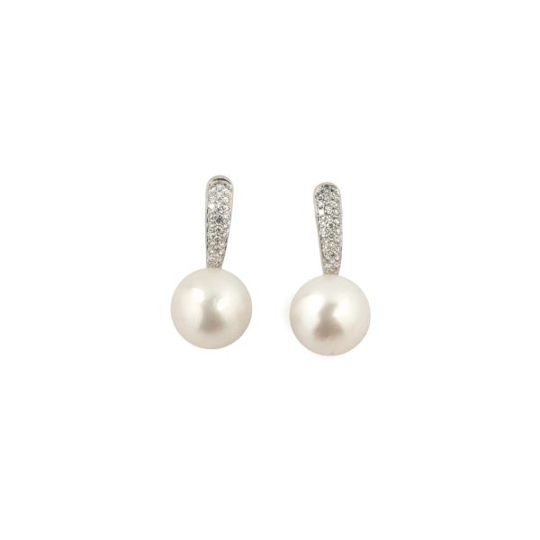 



PAIR OF PEARL AND DIAMOND EARRINGS IN 18KT WHITE GOLD