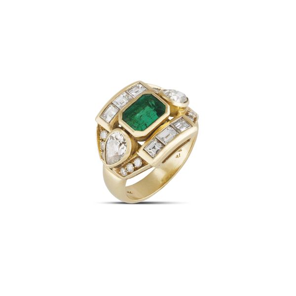 EMERALD AND DIAMOND GEOMETRIC RING IN 18KT YELLOW GOLD
