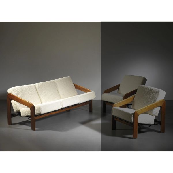 



A SOFA, WOODEN AND LEATHER STRUCTURE, WHITE FABRIC CUSHIONS UPHOLSTERED 