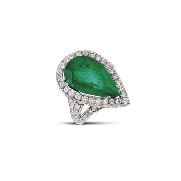 COLOMBIAN EMERALD AND DIAMOND RING IN 18KT WHITE GOLD