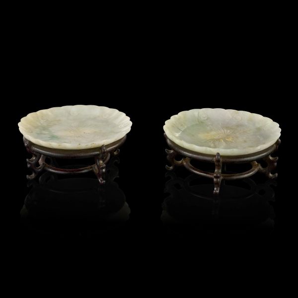 



A PAIR OF JADEITE DISHES ON WOODEN STANDS, CHINA, 19TH CENTURY 