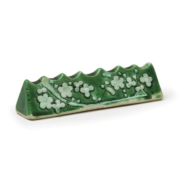 



A GREEN-GLAZED PORCELAIN BRUSH REST, CHINA, QING DYNASTY, 19TH CENTURY
