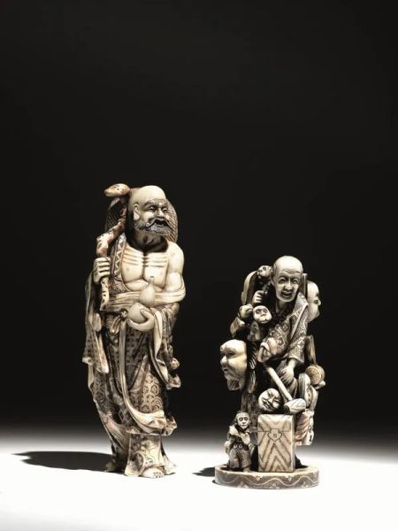  Scultura Giappone sec. XIX in osso intagliato e dipinto raffigurante        