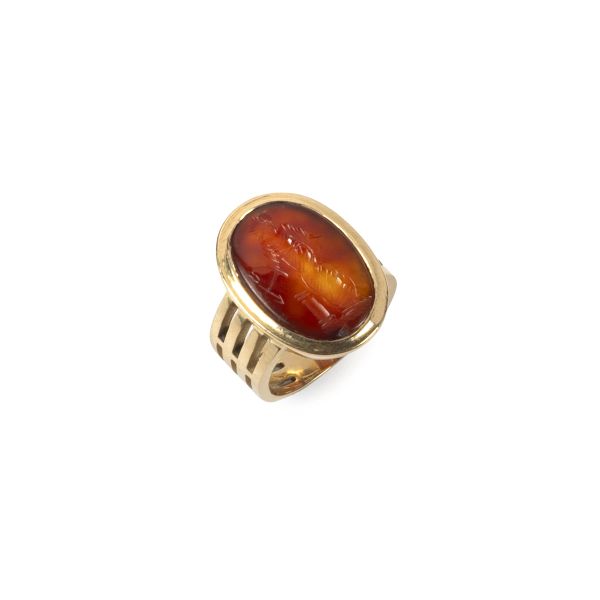 



GRANDE ANELLO CON CORNIOLA INCISA