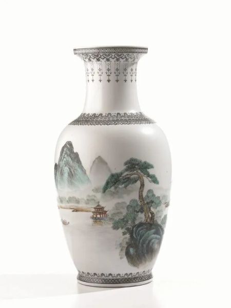 Vaso, Cina Periodo Repubblicano, in porcellana, decorato a paesaggio con pagoda e montagne, reca marchio Qianlong, alt. cm 36,5
