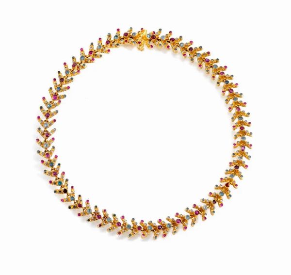  Collana, arte indiana, in oro giallo, smeraldi e rubini 