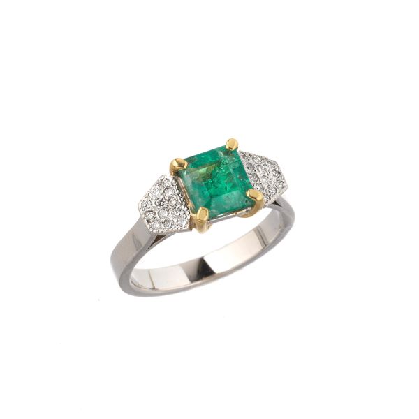 EMERALD AND DIAMOND RING IN 18KT WHITE AND YELLOW GOLD