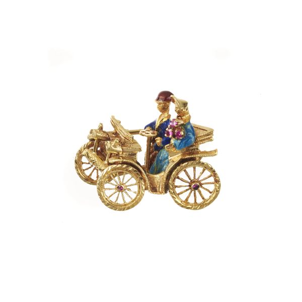



AUTOMOTIVE-SHAPED BROOCH IN 18KT YELLOW GOLD 