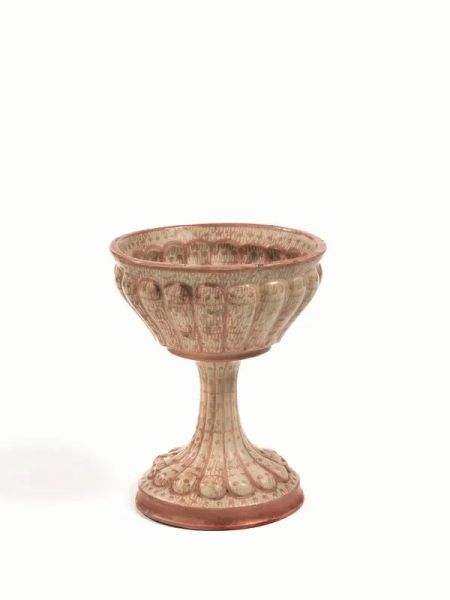 Coppa, manifattura Cantagalli, sec. XX, in maiolica decorata con baccellature a rilievo profilata in rosa, alt. cm 16,8