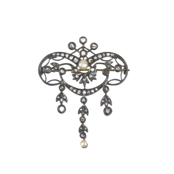 



PEARL AND DIAMOND BROOCH IN SILVER 