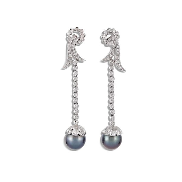 



LONG TAHITI PEARL AND DIAMOND DROP EARRINGS IN 18KT WHITE GOLD