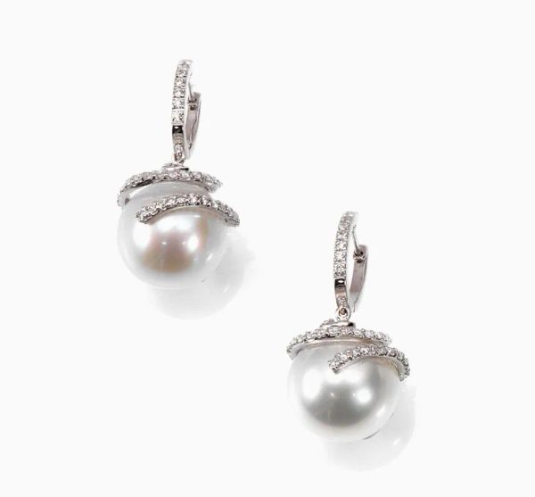  Paio di orecchini pendenti in oro bianco, perle e diamanti 