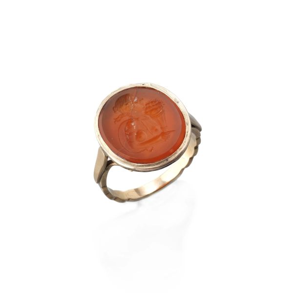 ENGRAVED CARNELIAN RING IN GOLD