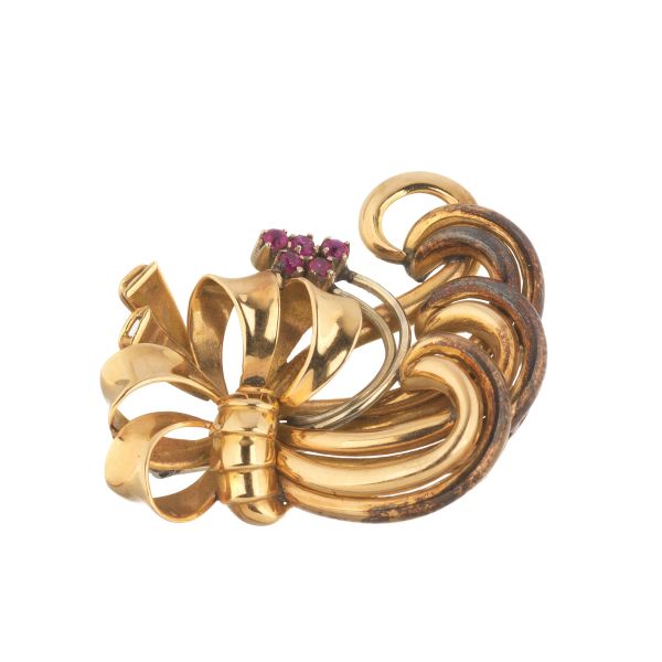 RUBY RIBBON-SHAPED BROOCH IN 18KT YELLOW GOLD