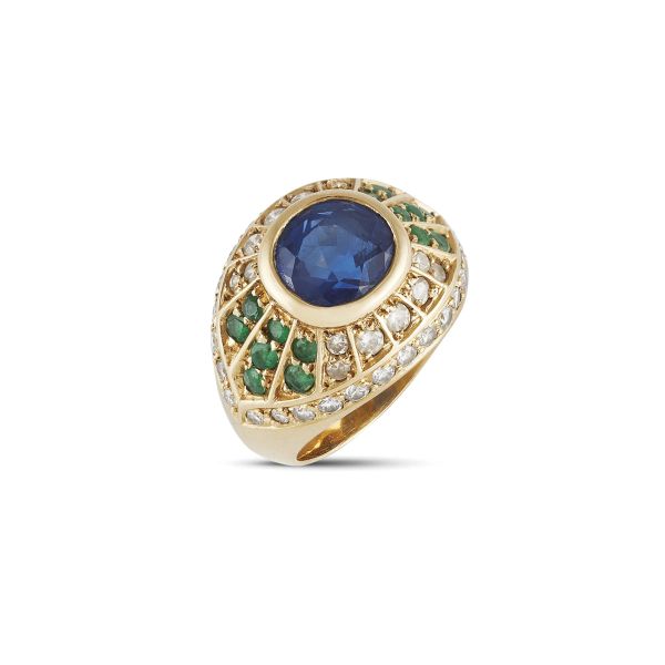 



BURMESE SAPPHIRE EMERALD AND DIAMOND RING IN 18KT YELLOW GOLD