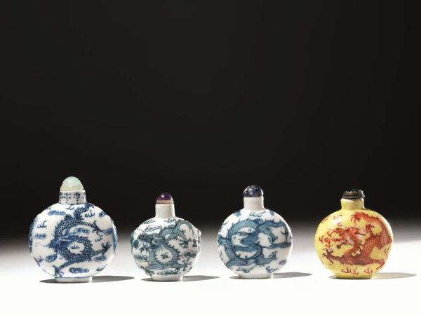  Quattro snuff bottles, Cina sec. XIX-XX,  tre in porcellana bianca e blu e    una in porcellana a fondo giallo, tutte decorate sul fronte e sul retro con draghi, la piÃ¹ alt. alt. cm 9,5 (4)