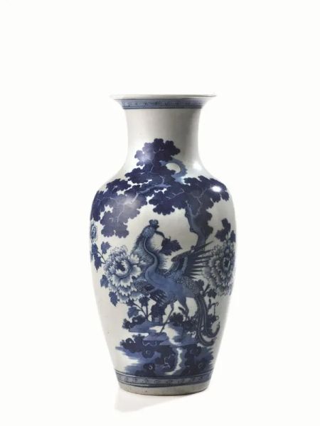  Vaso Cina sec. XIX,  a balaustro, in porcellana bianca e blu decorato da grande fenice tra arbusti fioriti, il collo con banda a nuvole stilizzate, alt. cm 39
