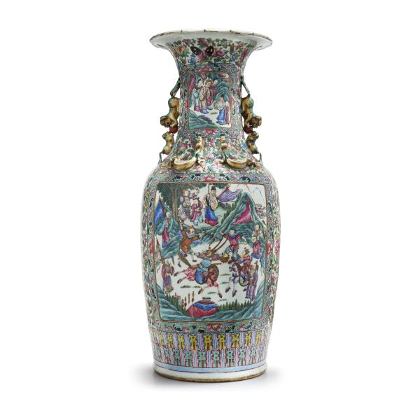 



A LARGE FAMILLE ROSE PORCELAIN VASE, CHINA, QING DYNASTY, 19TH CENTURY 