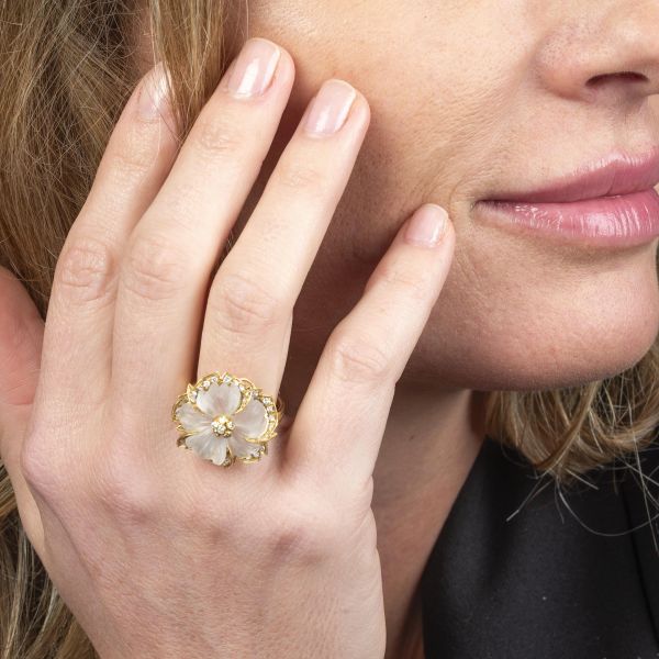ANELLO A FORMA DI FIORE CON DIAMANTI E CRISTALLO DI ROCCA