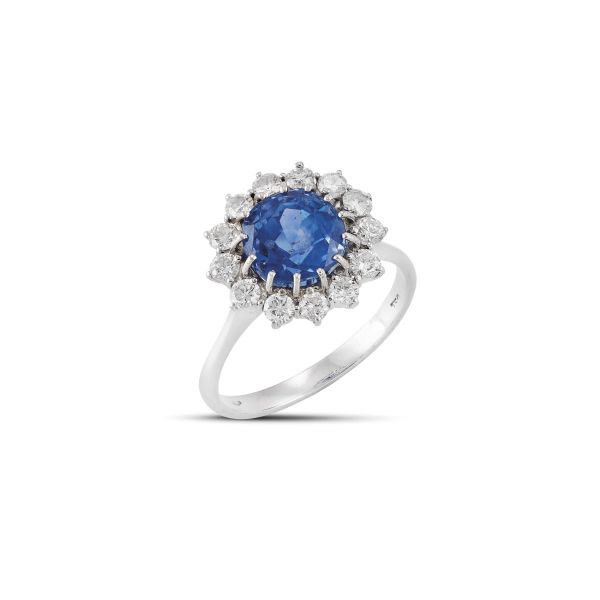 MARGUERITE-SHAPED SAPPHIRE AND DIAMOND RING IN 18KT WHITE GOLD