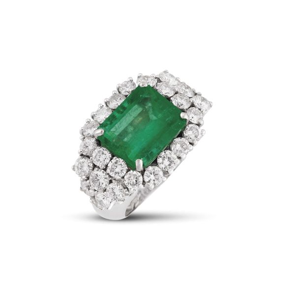 COLOMBIAN EMERALD AND DIAMOND RING IN 18KT WHITE GOLD
