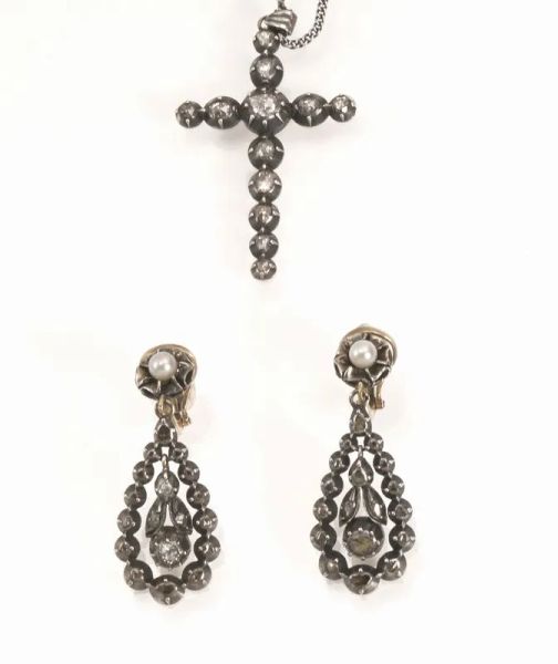  Paio di orecchini pendenti, fine sec. XIX, in argento, oro, rose di diamante e perla 