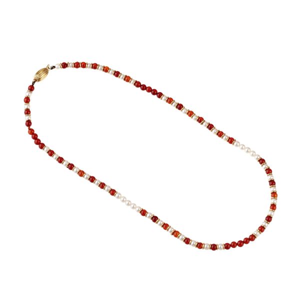 



COLLANA CON PERLE E CALCEDONIO