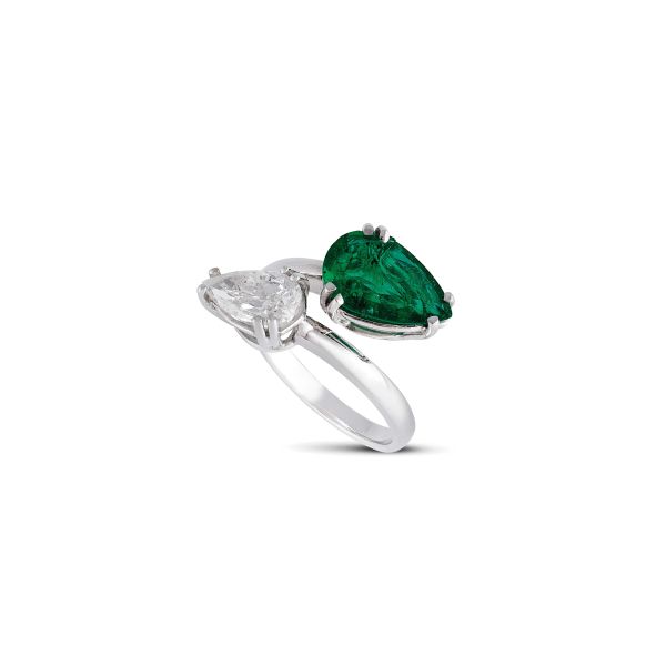 EMERALD AND DIAMOND CONTRARIE RING IN 18KT WHITE GOLD