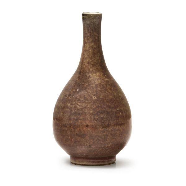 



APEACH-BLOOM RED-GLAZED PORCELAIN BOTTLE VASE, CHINA, QING DYNASTY, SEC. XVIII