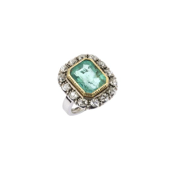 



EMERALD AND DIAMOND RING IN 18KT TWO TONE GOLD