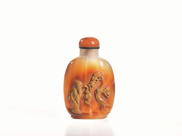 Snuff bottle, Cina fine dinastia Qing, in agata lavorata a cammeo con figura di Shulao, pipistrello e tronco fiorito, alt. cm 6,6