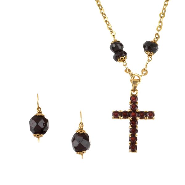 GARNET DEMI PARURE IN 18KT YELLOW GOLD